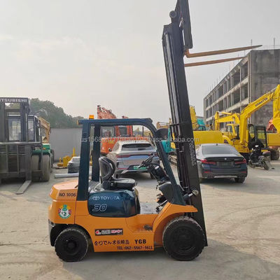 Τροχαίο ανελκυστήρα Toyota FD50 με 45 kw ισχύ και 4500 KG βάρος σε μεγάλο αποθεματικό έτοιμο