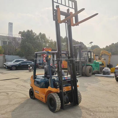 Τροχαίο ανελκυστήρα Toyota FD50 με 45 kw ισχύ και 4500 KG βάρος σε μεγάλο αποθεματικό έτοιμο