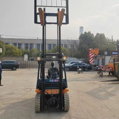 Τροχαίο ανελκυστήρα Toyota FD50 με 45 kw ισχύ και 4500 KG βάρος σε μεγάλο αποθεματικό έτοιμο