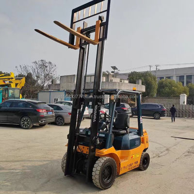 Τροχαίο ανελκυστήρα Toyota FD50 με 45 kw ισχύ και 4500 KG βάρος σε μεγάλο αποθεματικό έτοιμο