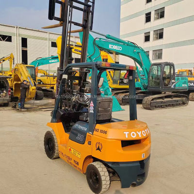 Τροχαίο ανελκυστήρα Toyota FD50 με 45 kw ισχύ και 4500 KG βάρος σε μεγάλο αποθεματικό έτοιμο