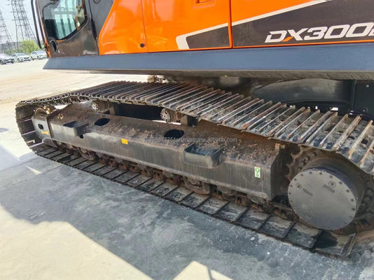 Χρησιμοποιούμενη εκσκαφέας Doosan DX300 με χωρητικότητα κουβάς 1,5m3 και βάρος μηχανής 30000 KG
